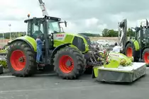 Claas Axion 850 mit Frontm�hwerk ausgestellt am  Tag der offenen T�r  anl. Neuer�ffnung der CLAAS-Niederlassung in H�nfeld-Michelsrombach, Juni 2013