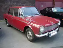 Simca 1300. 1963 - 1966. Der 1.3l 4-Zylinderreihenmotor leistet 60 PS. Dieses Modell war auch mit einem 1.5l Motor lieferbar. Nach den Werksferien 1966 wurde das Modell als 1301/1501 facegeliftet weitergebaut. Oldtimertreffen Kokerei Zollverein am 02.06.2013.