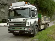 Scania 380 vor einem Baugesch�ft in Sogndal, Norwegen (27.06.2013)