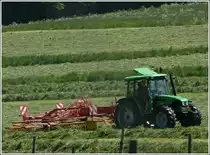 Deutz Traktor mit Heuwender, aufgenommen beim Aufschwaden des abgem�hten Feldes.  04.06.2013 