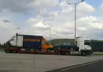 Ein Transporter mit zwei Fahrerh�usern? Nein eine interessante Verladetechnik eines osteurop�ischen LKW-Fahrers. Gesehen an einem Parkplatz an der A71 bei Ilmenau. 27.06.2013