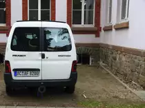 Ein Nachschuss von einem Peugeot Partner steht steht auf dem Hof von der Parzival-Schule-Aachen bei Sonne und Wolken am 26.6.2013.