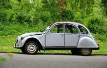 Citroen  Ente  steht an der  Parzival-Schule-Aachen Aachener und M�nchener-Allee bei Regen Wolken am 26.6.2013.