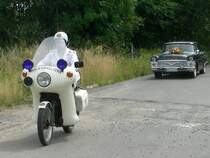 Nicht nur das Hochzeitsauto pat, nein auch die Eskorte! Hochzeit in Ptnitz, am 06.07.2008 beim 7. Internatinalen Ostblock Fahrzeugtreffen mit stillechten Tschaika