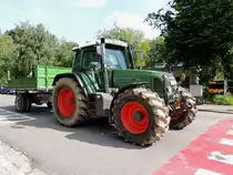 FENDT 71 6Vario Tms; braust ohne Halt �ber den Fu�g�nger�bergang; 130606