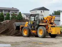 JCB-Laderbagger schichtet einen Humushaufen um; 130523