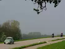 PUCH 500, wird von 2 PUCH-Motorr�der verfolgt; 130501