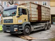 MAN TGA28.430 D20-commonrail bringt einen leeren Austauschcontainer; 130418