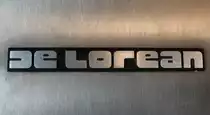De Lorean DMC-12, Schriftzug auf der K�hlerhaube des Sportwagens, Juni 2013