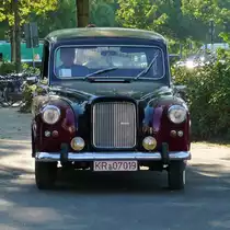 Zuf�lligerweise verlie� der Austin FX 4 die British Days and Country Fair 2012 zur selben Zeit, als ich meinen Besuch der Burg Linn beendete. So konnte ich diese kleine Serie fotografieren. 
Krefeld, 9.9.12