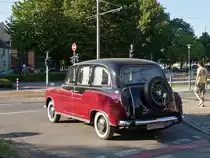 Zuf�lligerweise verlie� der Austin FX 4 die British Days and Country Fair 2012 zur selben Zeit, als ich meinen Besuch der Burg Linn beendete. So konnte ich diese kleine Serie seiner Abfahrt fotografieren. 
Krefeld, 9.9.12