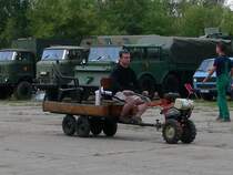 sieht fast wie Eigenbau aus, aber das betrifft nur den Anhnger,
ansonsten ist das ein Einachstraktor von Fortschritt, ein E 931.50 oder E 931.70
beim 7. Internatinalen Ostblock Fahrzeugtreffen in Ptnitz am 05.07.2008
