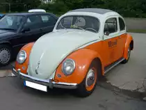 VW Typ 1 von 1956. Dieser K�fer mit Faltschiebedach stammt aus dem Fundus der Tengelmann Warenhandelsgesellschaft. Der 4-Zylinderboxermotor leistet aus 1.192 cm� 30 PS. Oldtimertreffen an der Alten Dreherei in M�lheim an der Ruhr am 23.06.2013.