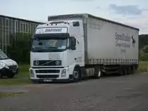 Dieser schwedische VOLVO Sattelzug stand,am 27.Juni 2013,in Bergen/R�gen.