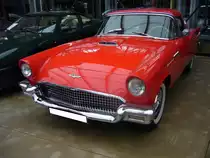 Ford Thunderbird des Modelljahres 1957. Nur in diesem Modelljahr war das Hardtopdach des Thunderbirds mit einem Bullauge versehen. 1957 konnte der K�ufer zwischen zwei verschiedenen V8-motoren (4.8l mit 212 & 5,1l mit 245 PS) w�hlen. Der Einstiegspreis lag bei US$ 3.408,00. Classic Remise D�sseldorf am 09.06.2013.