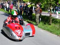 Diese Gespann Rennmaschiene ist mitlerweile auch schon ein Oltimer. Es msste sich hier um eine Honda handeln. (Phlbergpreis 2008)