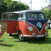 VW T1  Samba  verbreitet Urlaubsfeeling beim Sommerfest in Karlsdorf-Neuthart; Juni 2013