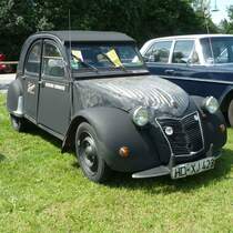 Citroen 2 CV gesehen bei der Oldtimerausstellung in Karlsdorf-Neuthard im Juni 2013

