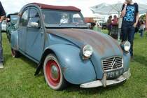 2 CV, gesehen bei der Oldtimerausstellung in Karlsdorf-Neuthard im Juni 2013
