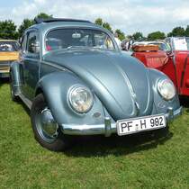 K�fer steht bei der Oldtimerausstellung in Karlsdorf-Neuthard im Juni 2013