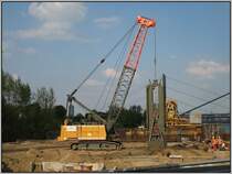 Dsseldorf Hafenspitze, 06.05.2008: Ein Liebherr-Seilbagger mit Schlitzwandgreifer im Einsatz.