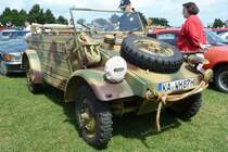 VW Typ 82 wird beim Sommerfest in Karlsdorf-Neuthart bewundert, Juni 2013