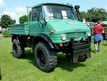 Unimog steht beim Sommerfest in Karlsdorf-Neuthart, Juni 2013