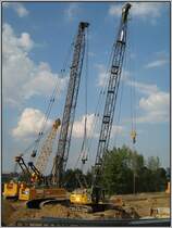 Dsseldorf Hafenspitze, 06.05.2008: Seilbagger von Liebherr und Sennebogen (vorne) stehen eintrchtig nebeneinander.
