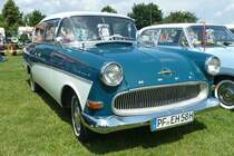 Opel Rekord steht beim Sommerfest in Karlsdorf-Neuthart im Juni 2013