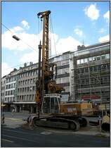 Dsseldorf, U-Bahn-Projekt Wehrhahnlinie, knftiger Haltepunkt Jacobistrae, 06.05.2008: Ein Bohrgert auf Basis eines Liebherr-Baggers Typ 932 im Einsatz.