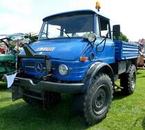 Unimog ist anl. des Sommerfestes in Karlsdorf-Neuthart ausgestellt, Juni 2013