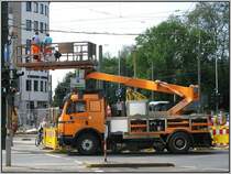 Dsseldorf, U-Bahn-Projekt Wehrhahnlinie, knftiger Haltepunkt Graf-Adolf-Platz, 06.05.2008: Dieser LKW mit Arbeitsbhne war wegen Arbeiten an den Straenbahn-Oberleitungen vor Ort. Es wurden dort Vorbereitungen getroffen fr das Verschwenken von Straenbahngleisen, um Platz zu schaffen fr den Bau des U-Bahn-Haltepunkts.