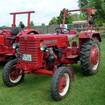 Farmall D 320, ausgestellt beim Sommerfest in Karlsdorf-Neuthart im Juni 2013