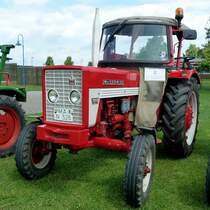 IHC 353 steht beim Sommerfest in Karlsdorf-Neuthart, Juni 2013
