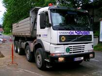 Volvo-Fm12-450 hat soeben bei einer Straenbaustelle in RIED i.I. Material abgeliefert;  080722