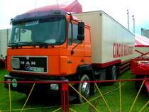 MAN_Silent19.422 eines Zirkusbetriebes steht auf der Klosterwiese in RIED i.I.; 080722