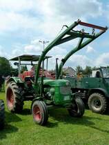 Deutz mit Frontlader steht beim Sommerfest in Karlsdorf-Neuthart, Juni 2013