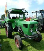 Deutz steht beim Sommerfest in Karlsdorf-Neuthart, Juni 2013