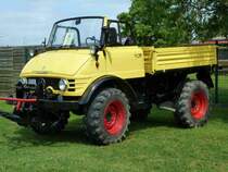 Unimog 406 steht auf dem Ausstellungsgel�nde beim Sommerfest in Karlsdorf-Neuthart im Juni 2013
