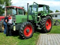 Fendt 611 S wird beim Sommerfest in Karlsdorf-Neuthart begutachtet, Juni 2013