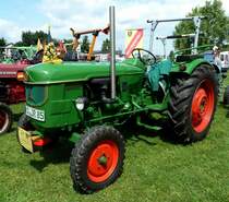 Deutz 5005 steht auf dem Ausstellungsgel�nde beim Sommerfest in Karlsdorf-Neuthart im Juni 2013