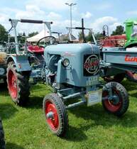 Eicher 13 PS, Bj. 1957, gl�nzt im Sonnenschein beim Sommerfest in Karlsdorf-Neuthart, Juni 2013