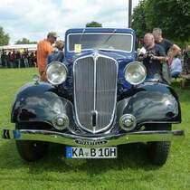 Renault Vivastella stand beim Sommerfest in Karlsdorf-Neuthart st�ndig im Besucherinteresse, Juni 2013