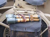 Detailansicht der Zndapp Wehrmachtsmaschiene mit Stabhandgranaten. (Januar 2008, Schloss Augustusburg)