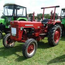 IHC 432 steht beim Sommerfest in Karlsdorf-Neuthart, Juni 2013