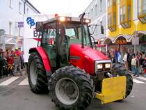 Massey-Ferguson zieht ein Faschingsgespann durch die Stadt Ried 070211