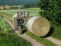 Deutz mit 2 Grummetrundballen unterwegs in der Gemarkung von Fulda-Dietershan, Juli 2013