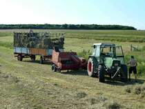 Fendt Farmer 306 LSA mit angeh�ngter Welger-Ballenpresse und Ballenwagen auf einer Wiese in der Gemarkung von Fulda-Bernhards, Juli 2013