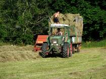Fendt mit angeh�ngter Welger-Ballenpresse und Ballenwagen auf einer Wiese in der Gemarkung von Fulda-Bernhards, Juli 2013