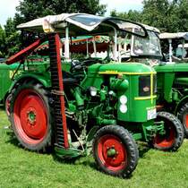 Deutz steht beim Sommerfest in Karlsdorf-Neuthart, Juni 2013
